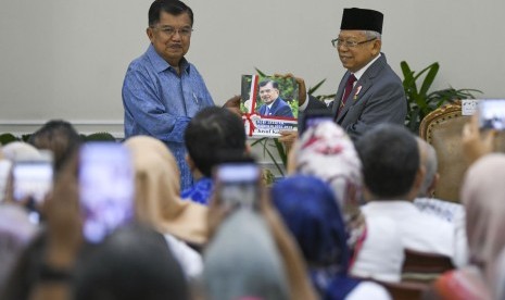 Wakil Presiden Ma'ruf Amin (kanan) menerima buku Memori Jabatan Wakil Presiden dari Wakil Presiden ke-10 dan ke-12 RI Jusuf Kalla (kanan) di Istana Wakil Presiden, Jakarta, Senin (21/10/2019).