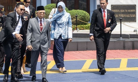 Wakil Presiden Ma'ruf Amin (kedua kiri) berjalan menuju Pesawat Kepresidenan di Lanud Halim Perdanakusuma, Jakarta, Senin (21/10/2019).