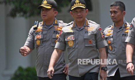 Kapolri Jenderal Pol Tito Karnavian (tengah) didampingi jajarannya berjalan memasuki Kompleks Istana Kepresidenan di Jakarta, Senin (21/10/2019). 