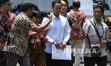 Salah satu pendiri yang juga CEO gojek Nadiem Makarim (tengah) meninggalkan Kompleks Istana Kepresidenan, Jakarta, Senin (21/10/2019).