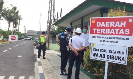  Densus 88 memeriksa Gardu Induk Tasikmalaya, Senin (21/10).  Pemeriksaan itu terkait penangkapan terduga teroris di Cirebon beberepa  waktu lalu. 