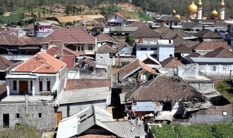 Suasana sejumlah atap rumah yang hancur usai diterjang angin kencang di Desa Sumber Brantas, Batu, Jawa Timur, Senin (21/10/2019).