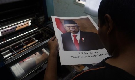 Pekerja memproduksi cetakan foto Wakil Presiden Ma'ruf Amin di Percetakan Rumah Grafika, Pekalongan, Jawa Tengah, Senin (21/10/2019).