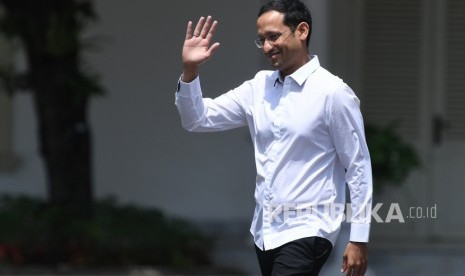 Salah satu pendiri yang juga CEO goJek Nadiem Makarim melambaikan tangannya saat berjalan memasuki Kompleks Istana Kepresidenan, Jakarta, Senin (21/10/2019).