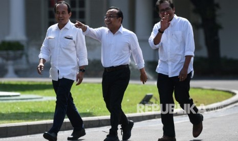 Menteri Sekretaris Negara Kabinet Kerja 2014-2019 Pratikno (tengah) bersama Komisaris Utama Adhi Karya Fadjroel Rachman (kanan) dan mantan Staf Khusus Presiden Nico Harjanto berjalan memasuki kompleks Istana Kepresidenan, Jakarta, Senin (21/10/2019).