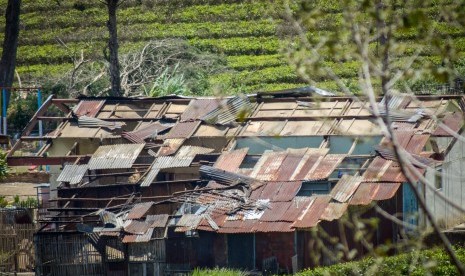 Kondisi atap rumah warga yang terlepas akibat bencana angin ribut yang terjadi di Pangalengan, Kabupaten Bandung, Jawa Barat, Senin (21/10/2019). 