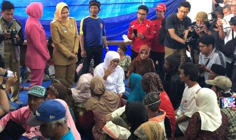 Gubernur Jawa Timur (Jatim), Khofifah Indar Parawansa mengunjungi posko pengungsian warga terdampak bencana angin di Balai Desa Punten, Bumiaji, Kota Batu, Senin (21/10).