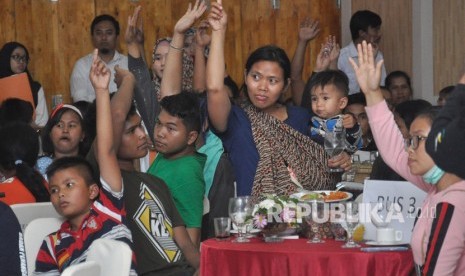 Sejumlah pengungsi korban kerusuhan di Wamena ketika tiba di Kantor Gubernur Sumut, di Medan, Sumatera Utara, Senin (21/10/2019).