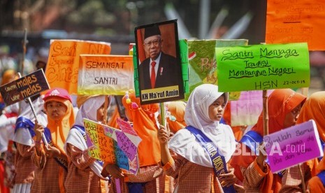 Sejumlah santri mengikuti kirab saat acara Apel dan Kirab Budaya Santri 2019 di Lapangan Denggung, Sleman, DI Yogyakarta, Selasa (22/10/2019).