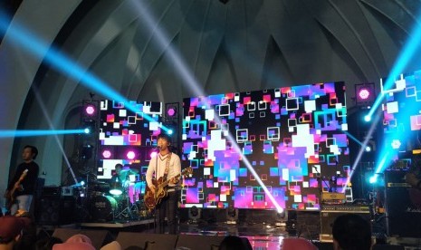 Aksi panggung D'Masiv, di Konser Kuy Music Festival di Kawasan Bisnis Sudirman, Jakarta Selatan, Senin (21/10) malam. 