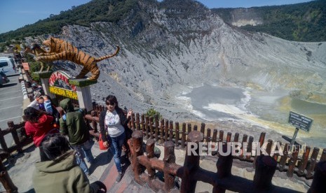 Kawah Gunung Tangkuban Parahu di Kabupaten Subang, Jawa Barat.