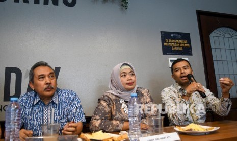 Koordinator ICW Adnan Topan Husodo (kanan) bersama Kepala Pusat Penelitian LIPI Syamsudin Haris (kiri) dan Ekonom Enny Sri Hartati (tengah) menjawab pertanyaan wartawan dalam diskusi yang bertajuk mencermati kabinet Jokowi Jilid II di Jakarta, Selasa (22/10/2019). 