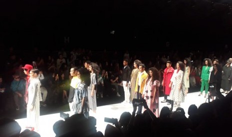 Parade fashion dalam pembukaan Jakarta Fashion Week 2020 di Senayan City, Selasa (22/10).