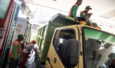 Petugas SPBU mengisi bio solar ke kendaraan di SPBU Coco, Jalan HR Rasuna Said, Jakarta, Selasa (22/10/2019). 