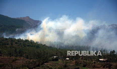 Asap dari lokasi kebakaran hutan pinus Malino, Kabupaten Gowa, Sulawesi Selatan, Selasa (22/10/2019). 