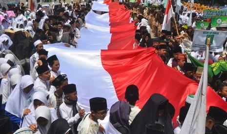 Sejumlah santri mengikuti Kirab Hari Santri Nasional 2019 di Lapang Dadaha, Kota Tasikmalaya, Jawa Barat, Selasa (22/10/2019).