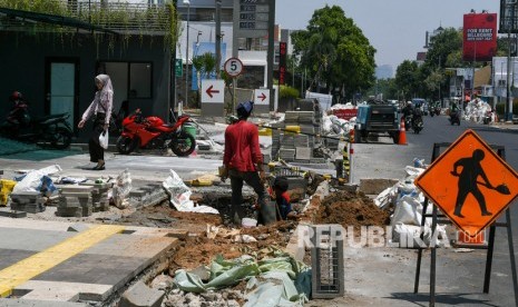 Pekerja Dinas Bina Marga Provinsi DKI Jakarta merevitalisasi trotoar di kawasan Kemang, Jakarta, Selasa (22/10/2019).