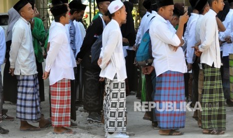 Sejumlah mahasiswa mengikuti upacara peringatan Hari Santri Nasional di Kampus Institut Agama Islam Negeri (IAIN) Palu, Sulawesi Tengah, Selasa (22/10/2019). 