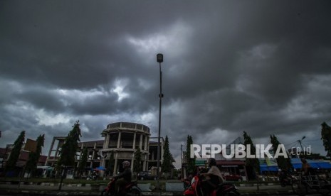 Awan hitam Cumulonimbus bergelayut di langit Kota Lhokseumawe, Provinsi Aceh.