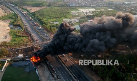 Foto udara kebakaran pipa minyak milik PT Pertamina di Melong, Cimahi, Jawa Barat, Selasa (22/10/2019).