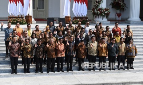 Presiden Joko Widodo didampingi Wapres Ma'ruf Amin memperkenalkan jajaran menteri Kabinet Indonesia Maju di tangga beranda Istana Merdeka, Jakarta, Rabu (23/10/2019).