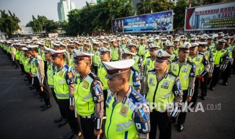 Sejumlah Polisi Lalu Lintas mengikuti Apel Gelar Pasukan Operasi Zebra Jaya 2019 di Lapangan Promoter Dit Lantas Polda Metro Jaya, Jakarta, Rabu (23/10/2019).