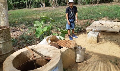 Koordinator BUMDES Desa Bongkasa Pertiwi, Bali, tengah mengolah limbah kotoran sapi dan babi untuk dijadikan biogas.