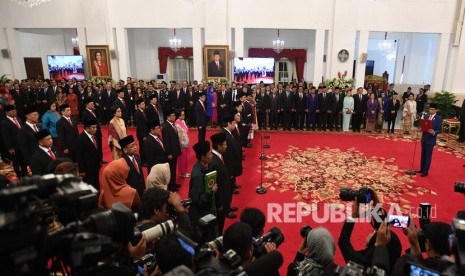 Presiden Joko Widodo bersiap mengambil sumpah jajaran menteri dalam rangkaian pelantikan Kabinet Indonesia Maju di Istana Merdeka, Jakarta, Rabu (23/10/2019).