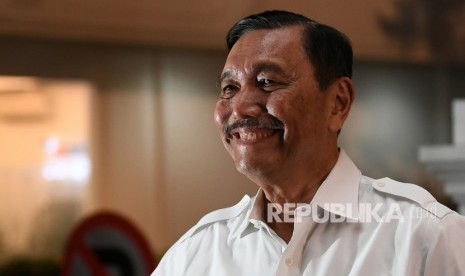 Mantan Menko Maritim Luhut Binsar Pandjaitan meninggalkan Kompleks Istana Kepresidenan di Jakarta, Selasa (22/10/2019).