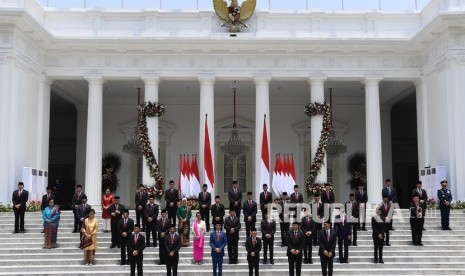 Presiden Joko Widodo didampingi Wapres Ma'ruf Amin berfoto bersama jajaran menteri Kabinet Indonesia Maju yang baru dilantik di tangga beranda Istana Merdeka, Jakarta, Rabu (23/10/2019). 