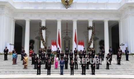 Presiden Joko Widodo didampingi Wapres Maruf Amin berfoto bersama jajaran menteri Kabinet Indonesia Maju.