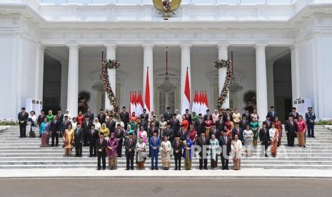 Presiden Joko Widodo didampingi Wapres Maruf Amin berfoto bersama jajaran menteri Kabinet Indonesia Maju yang baru dilantik dengan didampingi istri dan suami mereka di Istana Merdeka, Jakarta, Rabu (23/10/2019).