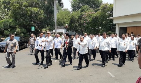 Mahfud MD tiba di Kementerian Koordinator Bidang Politik, Hukum, dan Keamanan, Jakarta Pusat, untuk kegiatan serah terima jabatan dengan Wiranto, Rabu (23/10).