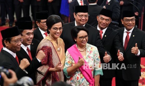 Sejumlah menteri Kabinet Indonesia Maju barpose sebelum mengikuti upacara pelantikan yang dipimpin oleh Presiden Joko Widodo di Istana Negara, Jakarta, Rabu (23/10/2019).