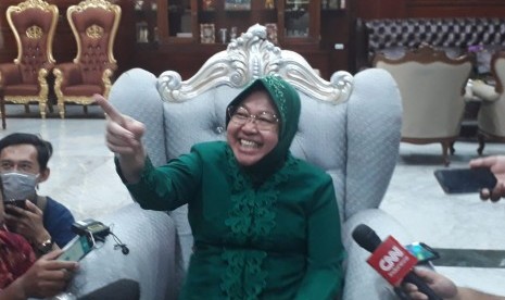 Wali Kota Surabaya Tri Rismaharini. Ombudmsman Surabaya menyatakan kasus penghinaan melalui Facebook dilaporkan sendiri oleh Wali Kota Risma.