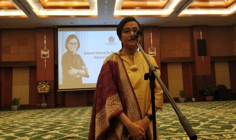 Menteri Keuangan Sri Mulyani saat memberikan keterangan kepada media usai acara Serah Terima Memori Jabatan Menteri Keuangan dan Wakil Menteri Keuangan di Gedung Juanda Kemenkeu, Rabu (23/10). 