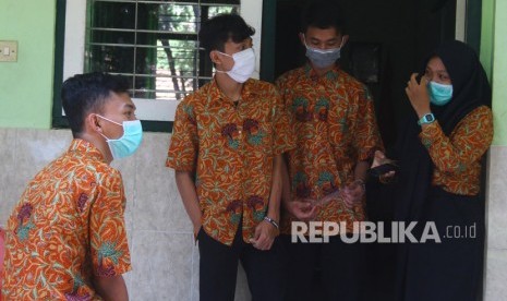 Siswa beraktivitas diluar kelas dengan mengenakan masker agar tidak terjangkit difteri di SMAN 7, Malang, Jawa Timur, Rabu (23/10/2019).