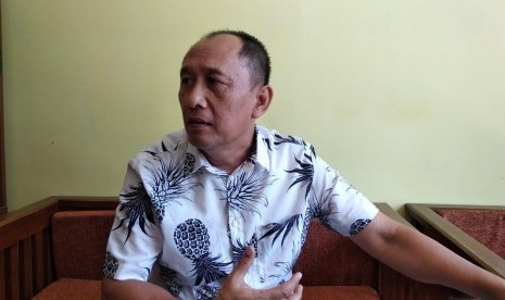 Aktivis Garut Government Watch sekaligus kakak Teten Masduki, Apit Masduki, saat diwawancara wartawan, Rabu (23/10)