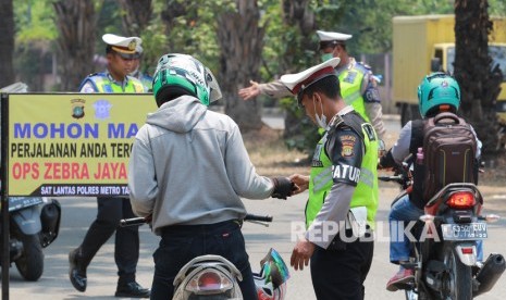 Petugas Polantas Polres Metropolitan Tangerang memeriksa kelengkapan surat-surat kendaraan bermotor (ilustrasu)