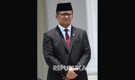 Menteri Kelautan dan Perikanan Edhy Prabowo bersiap mengikuti foto bersama seusai pelantikan menteri Kabinet Indonesia Maju di Beranda Halaman Istana Merdeka, Jakarta, Rabu (23/10/2019).