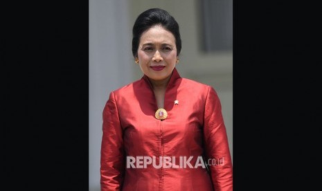 Menteri Pemberdayaan Perempuan dan Anak I Gusti Ayu Bintang Darmavati bersiap mengikuti foto bersama seusai pelantikan menteri Kabinet Indonesia Maju di Beranda Halaman Istana Merdeka, Jakarta, Rabu (23/10/2019).