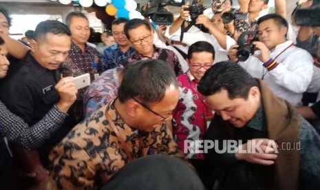 Menteri Badan Usaha Milik Negara (BUMN) Erick Thohir disambut sejumlah pejabat eselon 1 menjelang prosesi serah terima jabatan, di Kementerian BUMN, Jakarta, Rabu (23/10).