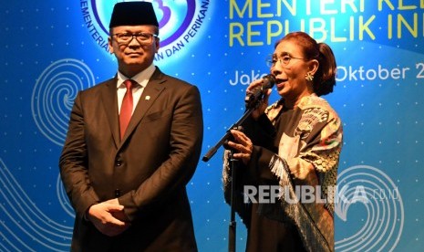 Mantan Menteri Kelautan dan Perikanan Susi Pudjiastuti (kanan) didampingi Menteri Kelautan dan Perikanan Edhy Prabowo, menyampaikan sambutan dalam acara serah terima jabatan (Sertijab) di Kantor Kementerian Kelautan dan Perikanan (KKP), Jakarta, Rabu (23/10/2019). 