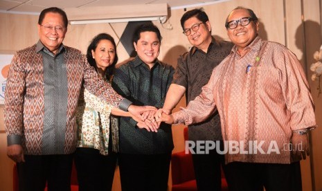 Menteri BUMN Erick Thohir (tengah) berjabat tangan dengan para mantan Menteri BUMN, Rini Soemarno (kedua kiri), Mustafa Abubakar (kiri), Laksamana Sukardi (kedua kanan) dan Soegiharto, saat serah terima jabatan di Kementerian BUMN, Jakarta, Rabu (23/10/2019). 