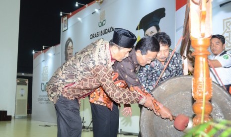  Gubernur DIY saat menyampaikan orasi budaya dalam rangka  memperingati Hari Santri di UIN Sunan Kalijaga Yogyakarta, Selasa (22/10)  malam. 