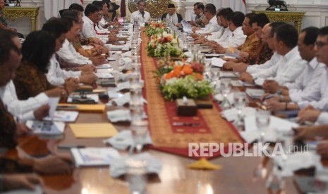 Presiden Joko Widodo (kiri) didampingi Wakil Presiden Ma'ruf Amin (kanan) memimpin sidang kabinet paripurna di Istana Merdeka, Jakarta, Kamis (24/10/2019). 