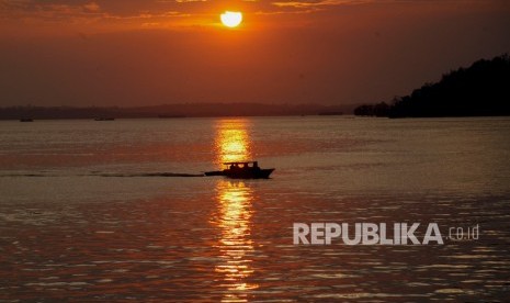 Perahu nelayan melintas di Teluk Balikpapan, Kalimantan Timur, Rabu (23/10/2019). 