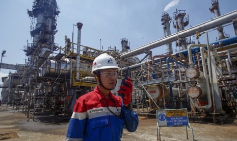 Kinerja hulu minyak dan gas bumi (migas) menunjukkan perkembangan positif melalui tercapainya capaian lifting (produksi siap jual) migas di kuartal III 2020. Berdasarkan laporan Satuan Kerja Khusus Pelaksana Kegiatan Usaha Migas (SKK Migas), realisiasi lifting minyak Indonesia mencapai 100,2 persen atau 706,2 ribu barel minyak per hari (BOPD) dari target Anggaran Pendapatan dan Belanja Negara Perubahan (APBN-P) sebesar 705 BOPD.