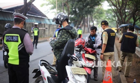 Petugas samsat dan polisi memeriksa kelengkapan surat dan pajak kendaraan saat razia kendaraan  (ilustrasi)