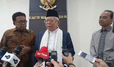 Wakil Presiden Ma'ruf Amin saat memperkenalkan  Wakil Sekretaris Jenderal PBNU Masduki Baidlowi sebagai juru bicaranya di Kantor Wakil Presiden, Jakarta, Kamis (24/10).